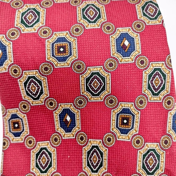 Tommy Hilfiger Silk Necktie Tie Red Green Cream Geometric Pattern Made in USA - Picture 2 of 7